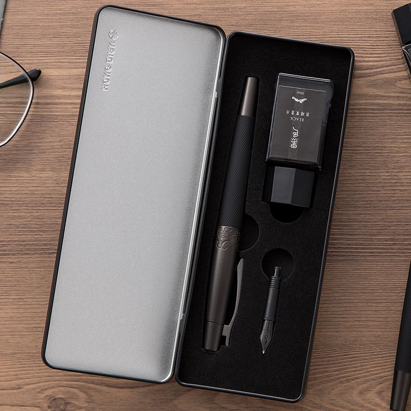 Hongdian 601 fountain pen shown with its cap and presentation case