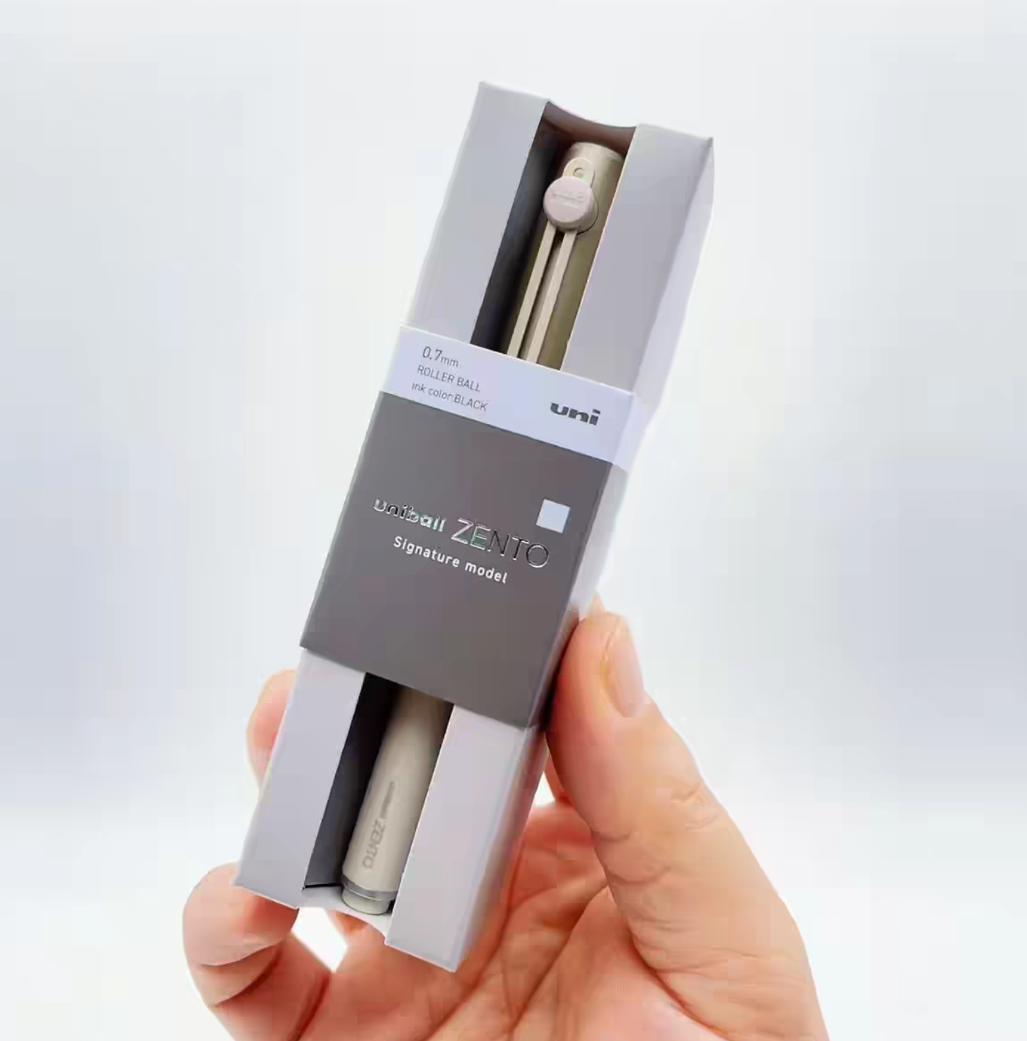 Uni Mitsubishi ZENTO Gel Pen Champagne Gold close-up detail